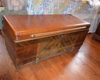 Deco blanket chest with key