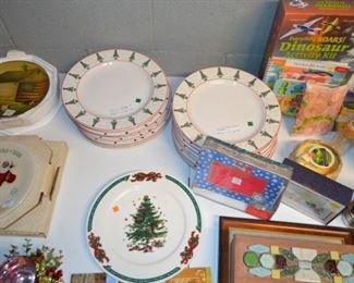 Sakura "Magic of Santa" Christmas plates