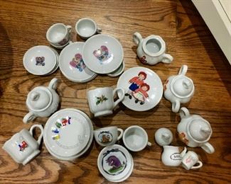lot of child's/doll tea set pieces