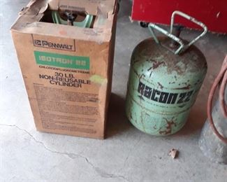 R22 30 pound full tank and a partial tank