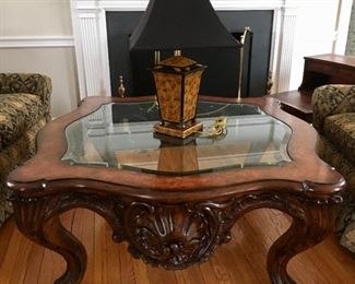 Monumental coffee table with shell motifs, lion’s feet and glass top 