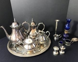 Assortment of serving pieces https://ctbids.com/#!/description/share/331133