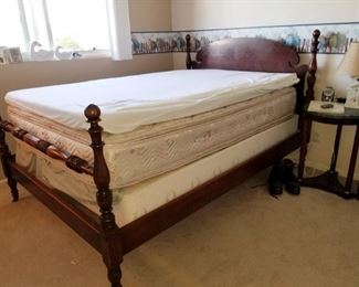 Queen size spindle bed