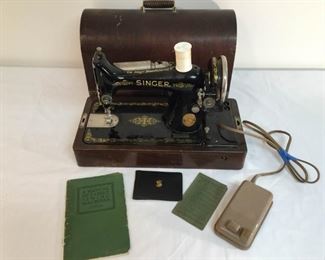 1926 Singer Sewing Machine with Wood locking Case, Key, Owners Manual https://ctbids.com/#!/description/share/328666