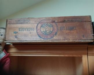 Many old dovetail advertising boxes