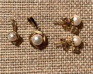 14K Pearl earrings and 2 pendants 