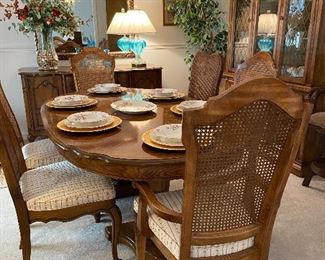 Immaculate vintage dining table with extension and 8 chairs