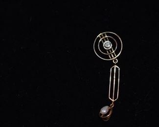 10 K Gold art deco pendant with diamond and natural pearl.