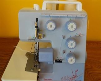 Bernette Fun Lock 004 Serger