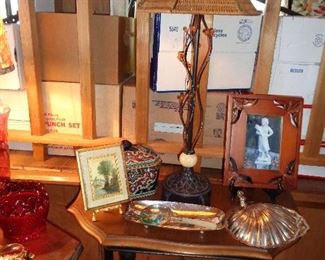 vintage table, cute lamp