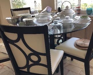 :awake Dining room round table / chairs