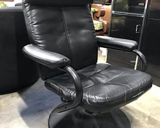 Lot 2 Rotating Office Chair W Footrest
