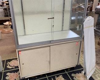 Rolling display cabinet with four pieces of glass!! 