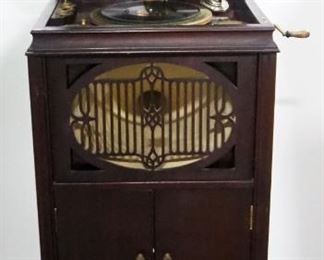 Brunswick Model 117 Phonograph Player, With Lower Record Storage And Needles