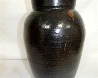 5G. CROCK W/ BLUE RUTILE 