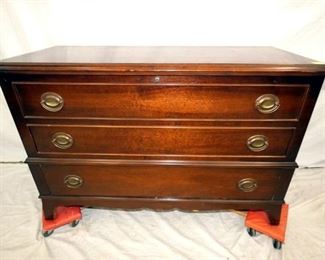 MAH. CASE LANE CEDAR CHEST 