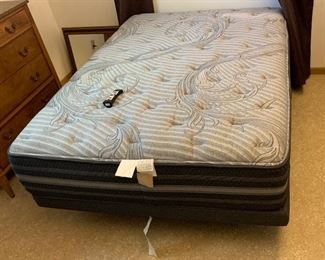 Queen Adjustable Leggett & Platt/Beauty Rest Bed	29x60x80in	HxWxD

