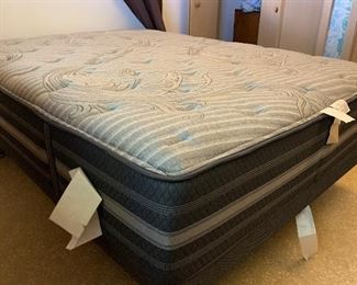 Queen Adjustable Leggett & Platt/Beauty Rest Bed	29x60x80in	HxWxD
