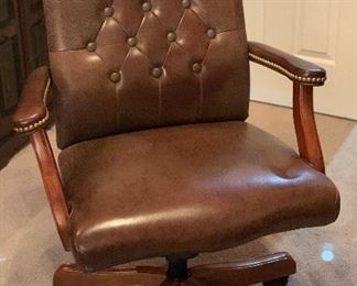 Tufted Leather Executive Chair	44x27x25in	HxWxD
