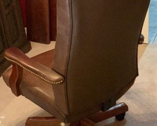 Tufted Leather Executive Chair 44x27x25in HxWxD