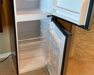 Magic Chef 4.5 cuft 2 Door Mini Fridge HMDR450SE 44x19x19in HxWxD