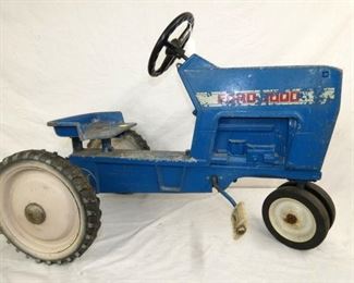 MOD. F-68 ERTL FORD 800 PEDAL TRACTOR 