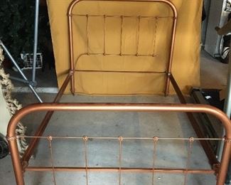 Antique metal bed.
Painted Bronze.
Full/double.