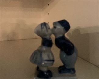 VINTAGE DELFT BLUE KISSING BOY AND GIRL ~ $16