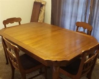 Dining table and 4 chairs with expansion leaf