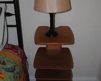 Side table with adjustable shelves, black lamp