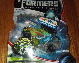 Transformer Collectible Toy Figure - 1 of HUNDREDS On Consignment From A Lifetime Of Collecting! For Specific Figure Inquiries, Please Text Us At 201-639-4811 .