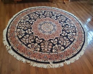 Round area rug