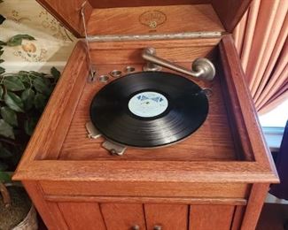 All original 1900s  Victrola , working . Excellent 