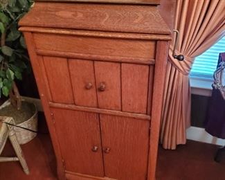 Fantastic all original Victrola. Columbia brand. Works great