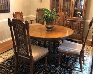 Dining Table w 6 Chairs and 2 Leaves