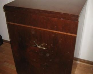 Montgomery Ward Streamliner sewing machine model 30, cabinet and storage stool in one