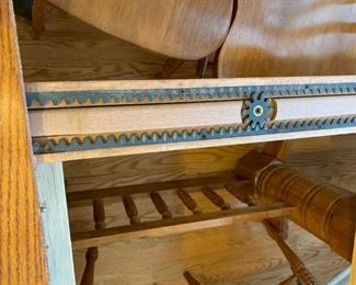 #21		Winners Only Inc oak Double Pedistal dining table w/6 chairs 1 leaf 60-78x42x31	 $225.00 
