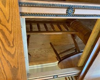 #21		Winners Only Inc oak Double Pedistal dining table w/6 chairs 1 leaf 60-78x42x31	 $225.00 
