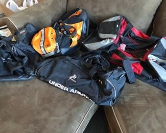 4 Duffel Bags https://ctbids.com/#!/description/share/331628