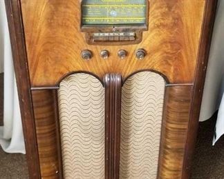 Vintage Stromberg-Carlson No. 430 Radio Receiver (Upright Radio)