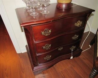 Chippendale 3-drawer chest