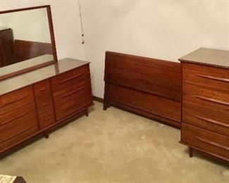 SUPER CLEAN BEAUTIFUL MID CENTURY MODERN SOLID WALNUT BISSMAN BEDROOM SET FULL QUEEN?  DRESSER MIRROR, HEADBOARD, FOOT BOARD, RAILS & CHEST. THIS IS ONE OF TWO MID CENTURY MODERN SETS. AVAILABLE PRESALE ( SOLD ) 