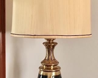 EXCELLENT VERY FINE QUALITY VINTAGE BRASS LAMP.