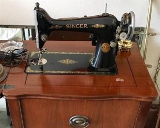 EXCELLENT SUPER CLEAN VINTAGE SINGER SEWING MACHINE & TABLE. THIS MACHINE LOOKS EVEN NICER IN PERSON.