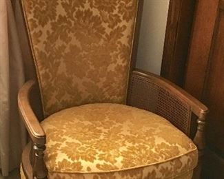 SUPER COOL CLEAN GOLD VINTAGE HIGH BACK WING CHAIR.