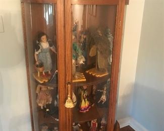 Curved glass display w/dolls
