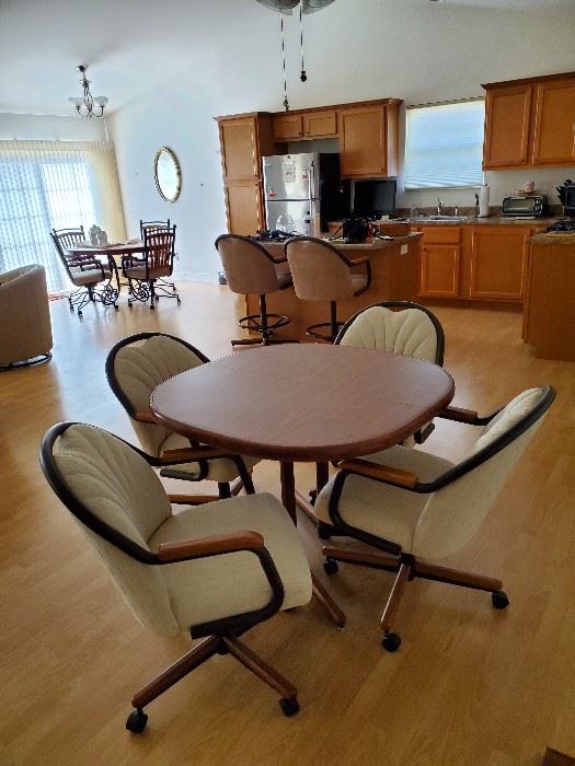 Chromcraft Kitchen table, 1 leaf & 4 roller chairs