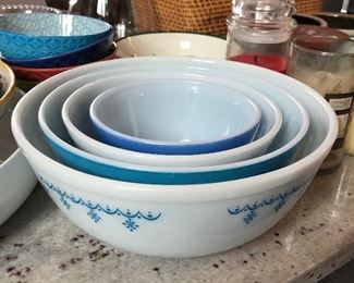 Set of Pyrex mixing bowls.