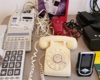Misc vintage phones, radios, etc