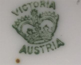 VICTORIA AUSTRIA LARGE SET OF PORCELAIN GREEN BAND GOLD FLOWERS DINNERWARE
